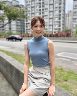 Bonnie Wang Instagram - 放飯時間曬個太陽
開始要變涼

🧥 @ratherstores