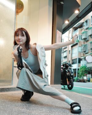Bonnie Wang Instagram - 要立志當「本美」😅但⋯⋯
怎麼辦？昨天朋友傳了一堆滷肉飯必吃清單！該不該衝？

謝謝無敵本美 @yiiiyanhuang 📷讓我變網美🍰