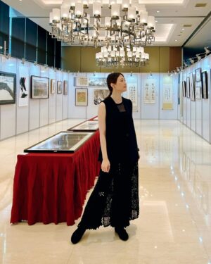 Bonnie Wang Instagram - 拼勁全力也未必盡如人意
學習接受生命帶來的難題 
上乘之作問世前 要撕碎揉爛多少座丘陵
才能翻越世紀 
如何享受挑戰所帶來的刺激
前提是起碼要讓自己開心