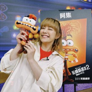Bonnie Wong Instagram - To：我的阿焦

終於入咗戲院睇Inside Out 2，睇完好想給你一個大大的擁抱。人越大，你越常出現。我喜歡你俾動力我做得更好，但又好討厭你令我自我質疑。不過我諗成年人就係長期來回折返於「我已經好好我欣賞自己」同「我未夠好我要做得更好」之間。點都好，you are a part of me，只係Panel坐太耐會腰骨痛㗎，得閒就歎吓按摩椅啦衰鬼，我大個女搞得掂㗎喇🧡

From 正
 （enjoying my anxie-tea) 

#insideout2 #忍住咗冇喊到 
#唔知小朋友睇唔睇得明呢