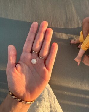 Bora Akkaş Instagram - Obi’ye deniz kabuğu toplama işini Suzi’ye devrettim. 🐚♥️