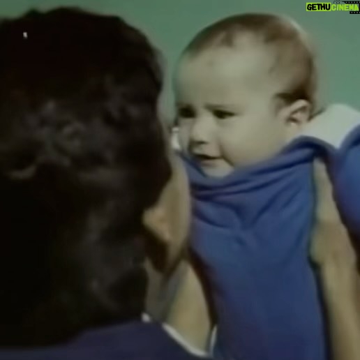 Bora Akkaş - 47K Likes - Zaman çok hızlı geçiyo ciğerimin köşesi şu anda büyüdüğü için şu şekil kolumda uyuyamıyo🫠