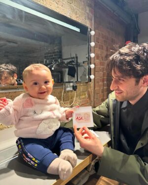 Bora Akkaş Instagram - Harika Şeyler Listesi ! Dün akşam bi sezon daha bitirdik. Oyunu izleyen, parçası olan herkese çoook çok teşekkür ederim. Oyunumu çok seviyorum. Fırsat bulup izleyemeyen herkesi önümüzdeki sezon bekliyorum. 🤍😘 not: bu ilk fotoğrafa bayılıyorum Suzi kulisime geldi. 🫠