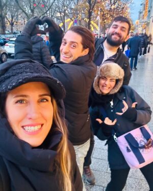 Bora Akkaş Instagram - Harika Şeyler Listesi ! Dün akşam bi sezon daha bitirdik. Oyunu izleyen, parçası olan herkese çoook çok teşekkür ederim. Oyunumu çok seviyorum. Fırsat bulup izleyemeyen herkesi önümüzdeki sezon bekliyorum. 🤍😘 not: bu ilk fotoğrafa bayılıyorum Suzi kulisime geldi. 🫠