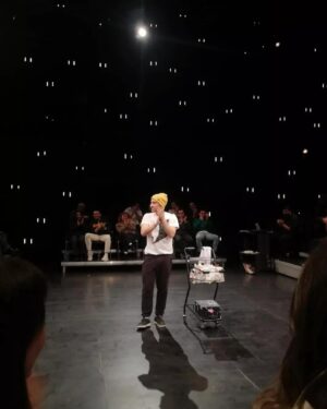 Bora Akkaş Instagram - Harika Şeyler Listesi ! Dün akşam bi sezon daha bitirdik. Oyunu izleyen, parçası olan herkese çoook çok teşekkür ederim. Oyunumu çok seviyorum. Fırsat bulup izleyemeyen herkesi önümüzdeki sezon bekliyorum. 🤍😘 not: bu ilk fotoğrafa bayılıyorum Suzi kulisime geldi. 🫠