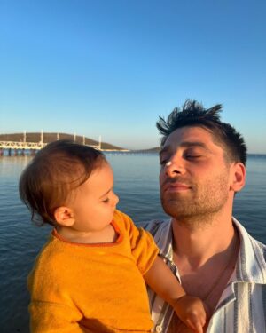 Bora Akkaş Instagram - Obi’ye deniz kabuğu toplama işini Suzi’ye devrettim. 🐚♥️