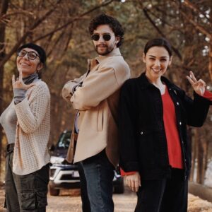 Bora Cengiz Instagram - 2 çiçek 1 böcek (: @yildiz_marcel @yagmurtanrisevsin 📷 @burakpenpecioglu