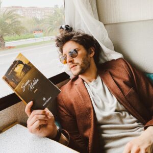 Bora Cengiz Instagram - Set araları karavana koşup 1-2 bölüm okuyorum, çok heyecanlı gidiyor @seninmeliha 😎 Ayrıca bu şahane fotoğraflar için teşekkürler @dilandeniz 🖤