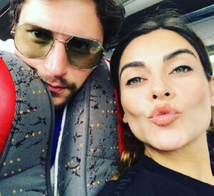 Bora Cengiz Instagram - Madem perşembe o halde cepten yiyelim. Sevgili @ipekbagriacik ile ormanda yaşayan sokak hayvanlarını beslemeye gittiğimiz günden bir kare. Sbsv’ci ruh hastaları burda mı? #ceptenyemeperşembesi (bu hastag benim, ona göre)
