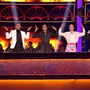 Boris Izaguirre Instagram - ¿Confirmamos que tenemos al mejor jurado de toda la televisión? 🤩 ¡Confirmamos! ✨

Ya estamos en directo en @telecincoes con la semifinal de #BailandoConLasEstrellas 🎉