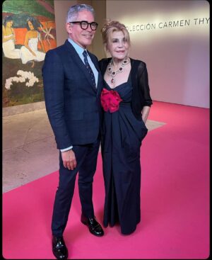 Boris Izaguirre Instagram - Nada es mas brillante que cuando una equivocación torna en acierto! La cena de gala de @harpersbazaares para entregar su primer BAZAAR Woman in Art, era de Black Tie en el @museothyssen! Se me olvido y fui mas de cocktail que nunca! Pensé en regresar a casa y cambiarme, pero me habría perdido la maravillosa visita guiada por el director del museo y junto a la galardonada Carmen Cervera, Tita Thyssen, espléndida y anfitrionisima!  Así que asumí mi desliz y disfrute de una noche especial y espléndida! En la mesa 7, departimos @alaskaoficial , @mrey  @mariovaquerizooficial  @esthercanadasofficial @carmen_lomana @rubennog, que solidario, también se salto el black tie!! Una maravilla de mesa!!! @inmajimenezbazaar gracias por todo esto por celebrar a Tita y la vida en nuestro amado Madrid