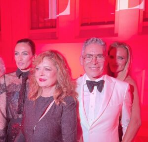 Boris Izaguirre Instagram - About last night @elle_spain  elle en su noche de premios! @officialnievesa maravillosa @susansarandon maravillosisiima!!! Y divina cono siempre, @esthercanadasofficial !!! Gracias @benedettaelle maravillosa por permitirme este sueño!! @rubennog  por la foto!! Love boris #ElleStyleAwards!!!