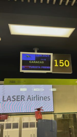 Boris Izaguirre Instagram - Gracias @laserairlinesoficial por este necesario y vital vuelo Caracas-Madrid! Negocios,recados,inauguraciones, homenajes y exposiciones, entrevistas, familia, casa y dos ciudades y países que son amores y vidas! Y además , un vuelo plácido, sin turbulencias! Love , boris