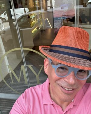 Boris Izaguirre Instagram - Follow the yellow brick road! Tercer acto con el laser amerillo!!! Gracias @maribel_yebenes , mi amada y particular Mago de Oz!!! Love, boris