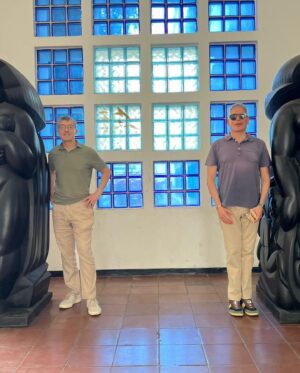 Boris Izaguirre Instagram - Caracas week-end! Visita al Liceo Fermín Toro! Esculturas de Narváez, descubrimiento de un edificio joya en la Avenida Baralt! El Silencio y el centro de Caracas bajo el ojo privilegiado de @edhernandezb! Gracias! Y parada ante la escalinata de El Calvario! Y una foto al lado de un colorítmo de Alejandro Otero en @villaplanchartccs love, boris