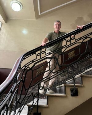 Boris Izaguirre Instagram - Caracas week-end! Visita al Liceo Fermín Toro! Esculturas de Narváez, descubrimiento de un edificio joya en la Avenida Baralt! El Silencio y el centro de Caracas bajo el ojo privilegiado de @edhernandezb! Gracias! Y parada ante la escalinata de El Calvario! Y una foto al lado de un colorítmo de Alejandro Otero en @villaplanchartccs love, boris