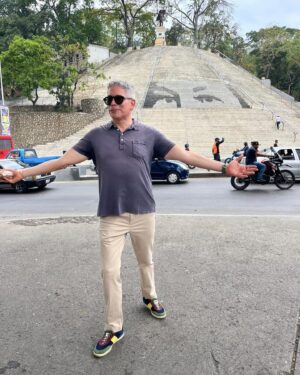 Boris Izaguirre Instagram - Caracas week-end! Visita al Liceo Fermín Toro! Esculturas de Narváez, descubrimiento de un edificio joya en la Avenida Baralt! El Silencio y el centro de Caracas bajo el ojo privilegiado de @edhernandezb! Gracias! Y parada ante la escalinata de El Calvario! Y una foto al lado de un colorítmo de Alejandro Otero en @villaplanchartccs love, boris