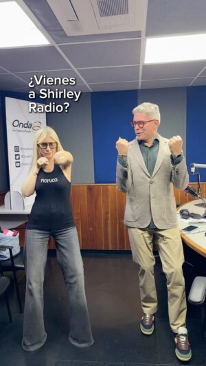Boris Izaguirre Instagram - Lo que hago para lograr que un invitado como @borisizaguirre madrugue para venir a #ShirleyRadio por @circuitoonda 

A esta hora es imposible tener coordinación 🥊 pero la entrevista quedó espectacular, sentida, honesta y conmovedora.

Gracias @borisizaguirre ❤️