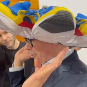 Boris Izaguirre Instagram - Un momento feliz en @feriaarco con sombrero/obra de Cristobal Ochoa @cristobal8a mientras visitabamos a @luciapizzani en el stand de @richardsaltoungallery el miercoles pasado! Video by @rubennog love boris