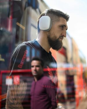 Borja Iglesias Instagram - On site in Berlin📍

#FCUB04 #Bayer04 #Bundesliga