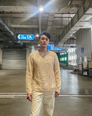 Bosco Wong Instagram - 拍戲嘅日子，不知不覺已經步入春天，refresh look , 也refresh一下自己～ 

@SandroParis
#SandroParis #SpringSummer24 #SS24 #qystyling