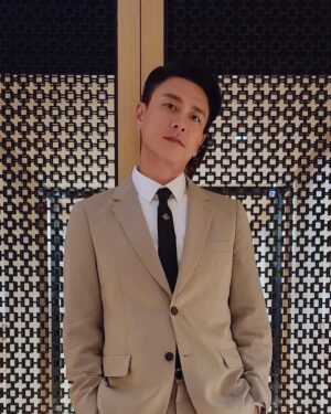 Bosco Wong Instagram - 感謝新加坡濱海灣金沙嘅邀請，一晚試到3位星級名廚嘅菜式，非一般嘅6⭐️晚宴！

@SandroParis #SandroParis #qystyling 
Hair  @kelfung 
Make Up @mikowongms