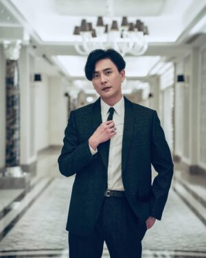 Bosco Wong Instagram - Post下靚相，賀下自己攞獎！🥳

@celine #celine #qystyling