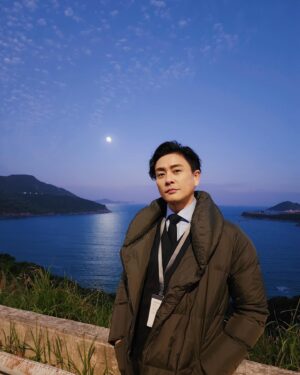 Bosco Wong Instagram - 轉眼間就嚟到2023嘅最後一日，今晚大家玩得開心啲，Happy new year!🎉🎉🎉