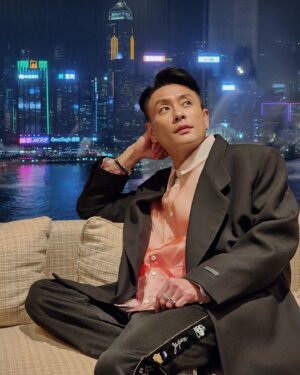 Bosco Wong Instagram - 維港海景，日同夜都係咁靚！

@fearofgod @kapitalglobal @mrporter #qystyling