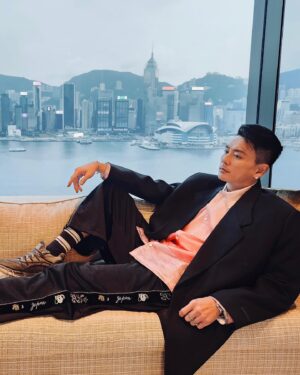 Bosco Wong Instagram - 維港海景，日同夜都係咁靚！

@fearofgod @kapitalglobal @mrporter #qystyling