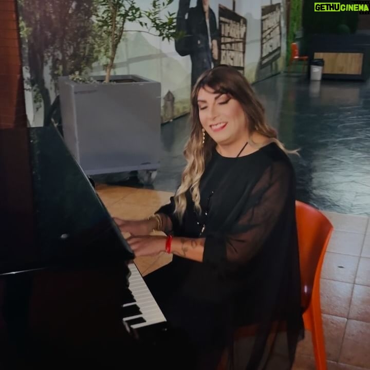 Botota Fox - 24K Likes - Gracias por la invitación @canal13cl ❤️ lo pasamos estupendo con @camiloignasiocarcamo 🤩
Maravilloso lanzamiento de la parrilla que tienen para este 2024, feliz de ser parte de este nuevo proyecto @ganaroservir 📺
Vamos con todo 😘😘😘😘 la mala onda se bloquea 👍🌈
