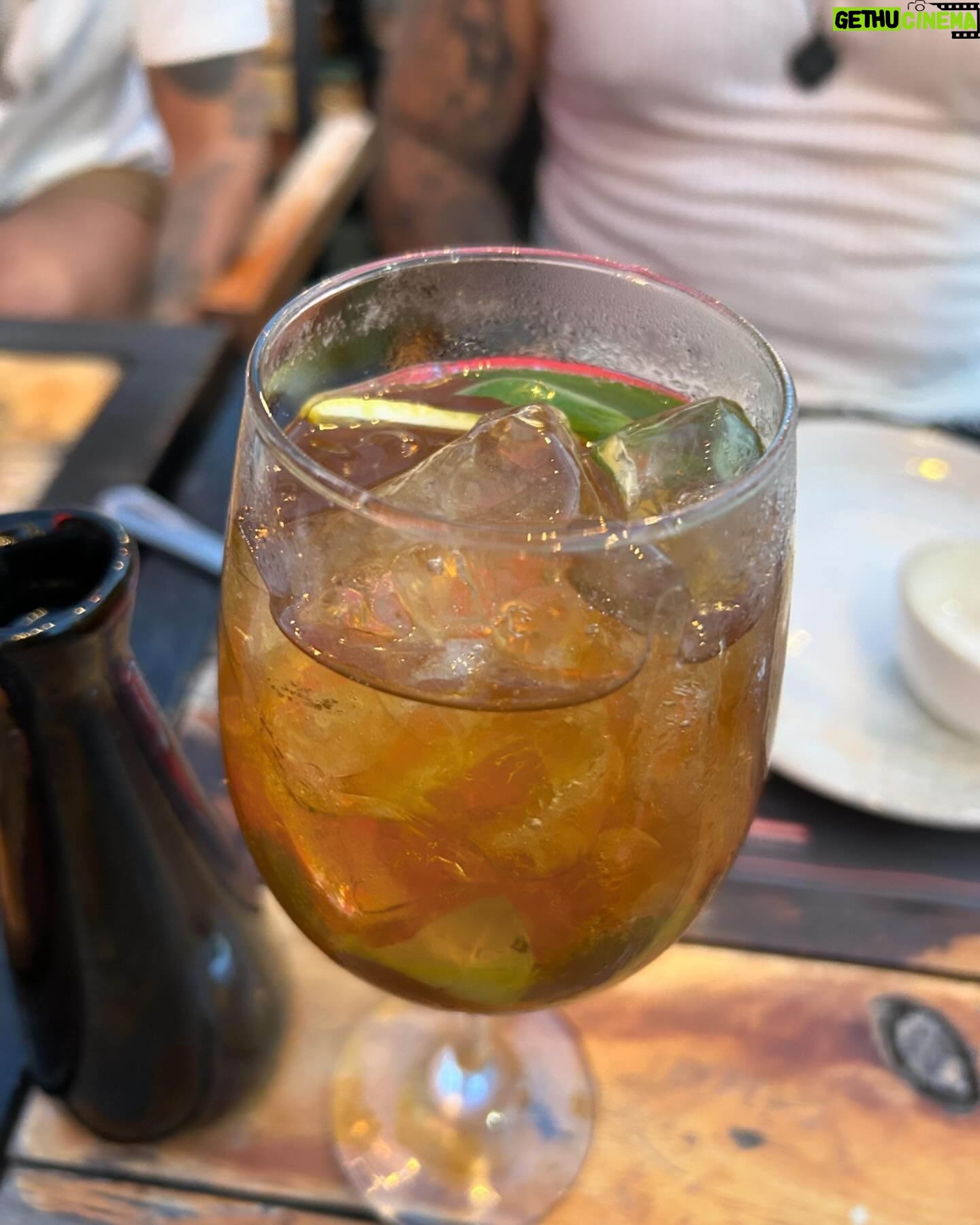 Botota Fox - 14.9K Likes - Fotitos de mi viaje express a Buenos Aires es realmente hermoso pero caga de calor 🥵 linda semana y buen domingo 😌🫶🏽
Pd: celebrando el cumpleaños de mi bello amigo 👌🥰🍾🫶🏽👏🏼