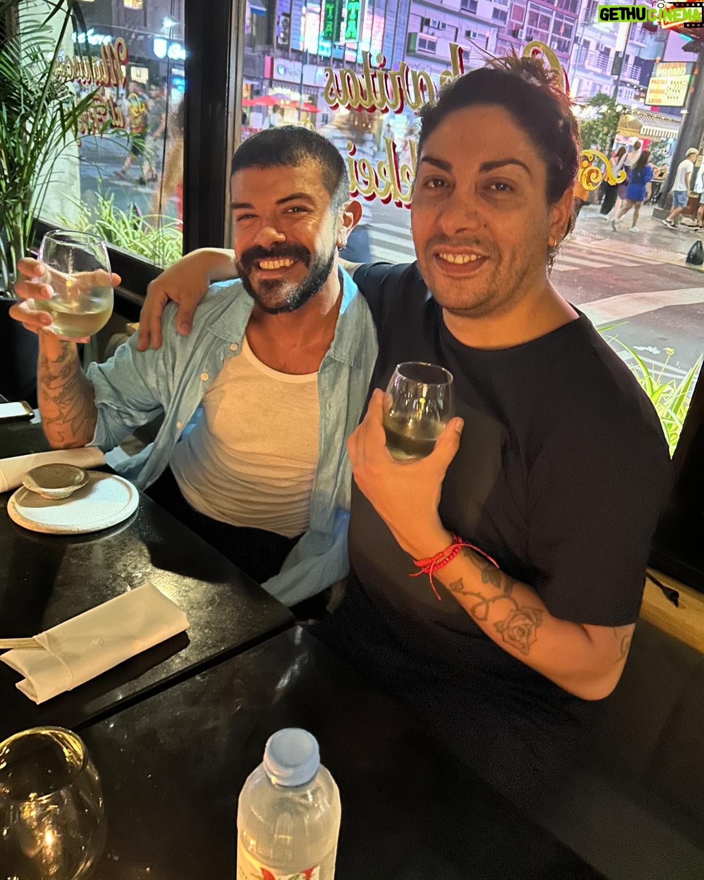 Botota Fox - 14.9K Likes - Fotitos de mi viaje express a Buenos Aires es realmente hermoso pero caga de calor 🥵 linda semana y buen domingo 😌🫶🏽
Pd: celebrando el cumpleaños de mi bello amigo 👌🥰🍾🫶🏽👏🏼