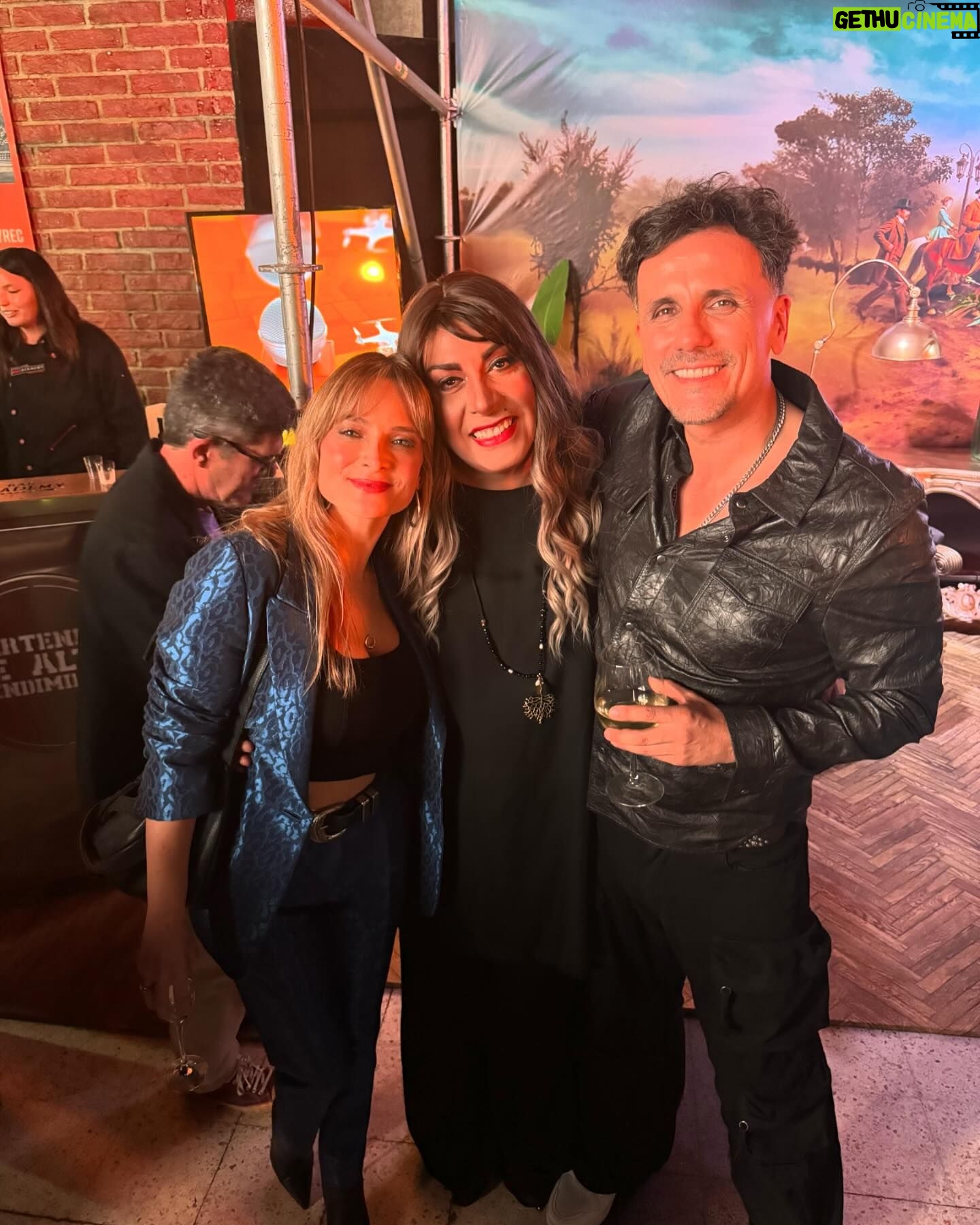 Botota Fox - 24K Likes - Gracias por la invitación @canal13cl ❤️ lo pasamos estupendo con @camiloignasiocarcamo 🤩
Maravilloso lanzamiento de la parrilla que tienen para este 2024, feliz de ser parte de este nuevo proyecto @ganaroservir 📺
Vamos con todo 😘😘😘😘 la mala onda se bloquea 👍🌈