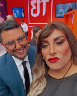 Botota Fox Instagram - Gracias por la invitación @canal13cl ❤️ lo pasamos estupendo con @camiloignasiocarcamo 🤩
Maravilloso lanzamiento de la parrilla que tienen para este 2024, feliz de ser parte de este nuevo proyecto @ganaroservir 📺
Vamos con todo 😘😘😘😘 la mala onda se bloquea 👍🌈