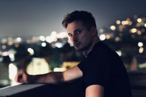 Bradley James Instagram - A night spent lurking in the shadows.
Vigilante life or power cut?
(Hint: 🔌✂️)