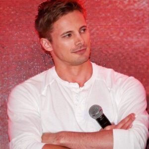 Bradley James Instagram - The smug look & mic hold of someone who’s done his vocal warm up before karaoke.
(A look that immediately vanishes once I start singing)

#DoReMi #tbt