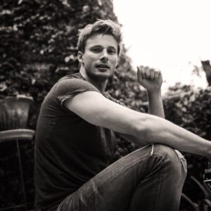 Bradley James Instagram - #Isolation Level: Expert

Anyone up for an Instagram Live tomorrow evening?
6pm GMT 20/3/20