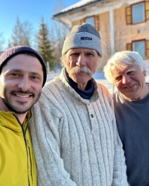 Branislav Deák Instagram - tatranské legendy Peter Petras a Viktor Beránek 🙏🏻 mal som to šťastie stretnúť týchto gentlemanov v Starom Smokovci. ďakujem 😎 #vysoketatry #horskinosici #sympataci #mladici #nahorach #vysoketatry #starysmokovec #nahodnestretnutia #peterpetras #rainerovachata #viktorberanek #chatapodrysmi #turista #ja