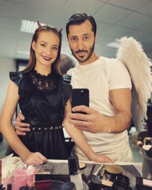 Branislav Deák Instagram - topánočky vyčistené? #blackandwhite #mikulas #zrkadlova #photoshoot #angel #devil 👼 👺#natitulku 😉 @simona_kollarova