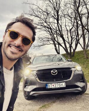 Branislav Deák Instagram - Moja práca si vyžaduje neustále cestovanie. Teším sa, že ma pri tom bude vďaka @mazda_slovensko sprevádzať tento krásny plug-in hybrid - MAZDA CX60

SVIŽNÁ ELEGANCIA VYROBENÁ V JAPONSKU  #auto #cestovanie #slovensko #nacestach #plug #in #hybrid #mazda