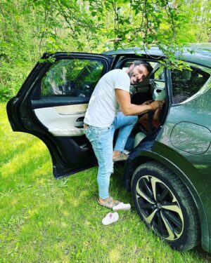Branislav Deák Instagram - V MESTE
DO PRÁCE
NA CHATU

Všade tam ma sprevádza nová Mazda CX-60 

#rodina #chata #mazdacx60 #zazitokzjazdy #dokopcov #awd #4x4 #offroad #spolupraca