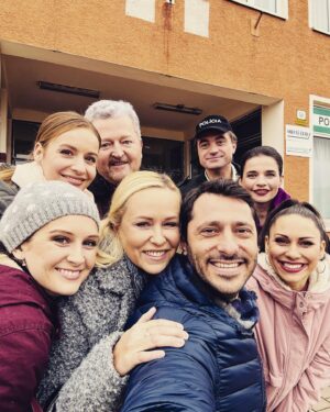 Branislav Deák Instagram - s partičkou na pľaci je super 😘 #tocime #serial #hranica #skamosmi #joj #actorslife 🎥🎬