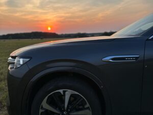 Branislav Deák Instagram - Jazdu na aute som miloval už ako malý chlapec. Poľné cesty na otcových kolenách, to bolo územie, kde to bolo kedysi tak trochu dovolené 😉.

Už sa teším na moment, keď sa aj ja stanem inštruktorom jazdy mojej dcéry a vyrazíme za dobrodružstvom. 

A myslím, že to už nebude dlho trvať 🤷🏼 😳🚗✌🏻🙈

“offroad” s Mazdou CX - 60 😳#offroad #mazda #spolupraca #sdcerou❤️ #mimocestu #sunset #cestoudomov #boyhood #jazda #polnecesty #zamlada #mazdaslovensko @mazda_slovensko