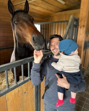Branislav Deák Instagram - nedeľa na farme🐴🐎 🤠
najkrajší koníček zo všetkých koníčkov🙏🏻 #srodinou #farma #navzduchu #syn #kon #vstajni #konicek #detstvo #akozamladi #nedela #mamtorad ♥️🦄🫶🏻😎