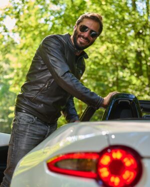 Branislav Deák Instagram - Posledné slnečné lúče som si užil, tentokrát bez strechy nad hlavou, s vetrom vo vlasoch. 

Tak ako to my muži máme radi 😉

Ďakujem @mazda_slovensko za zapožičanie tejto milej malej Mazdičky MX-5 

📸 @dusankristek 

#vietorvovlasoch #cabrio #mazdamx5 #spolupraca #jetujesen #bezstrechy