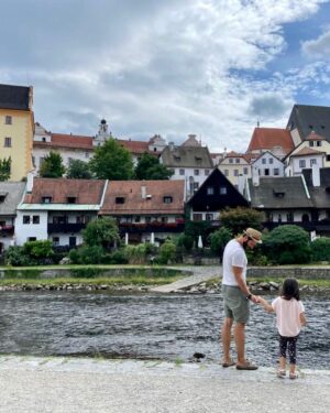 Branislav Deák Instagram - Dobří holubi se vracejí …

… do Českého Krumlova! S týmto mestečkom sa mi spájajú príjemné spomienky a mám to tu rád zas a znova. Tento rok sme sem prvýkrát vzali aj naše deti. S mojou Mazdou CX-60 sme tu boli za necelé štyri hodinky! Odporúčam navštíviť túto časť českej zeme, je to kraj krásny a na road trip ako stvorený 🤩🚘🐂🐏 
#roadtrip #ceskarepublika #ceskymrumlov #srodinou❤️ #vylet #dovolenka #auto #mazda #spoluprace #susmevom 😉