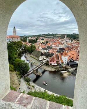 Branislav Deák Instagram - Dobří holubi se vracejí …

… do Českého Krumlova! S týmto mestečkom sa mi spájajú príjemné spomienky a mám to tu rád zas a znova. Tento rok sme sem prvýkrát vzali aj naše deti. S mojou Mazdou CX-60 sme tu boli za necelé štyri hodinky! Odporúčam navštíviť túto časť českej zeme, je to kraj krásny a na road trip ako stvorený 🤩🚘🐂🐏 
#roadtrip #ceskarepublika #ceskymrumlov #srodinou❤️ #vylet #dovolenka #auto #mazda #spoluprace #susmevom 😉