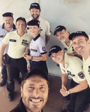 Branislav Deák Instagram - pozdravujeme 🖐 #policajnaakademia #muzizakona a #zenazakona😉#tv #serial #hranica #joj 📺