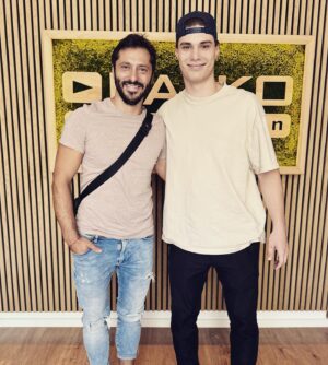 Branislav Deák Instagram - ahoj Juraj, môžeme si dať prosím ťa spoločnú fotku? 😳 “JASNÉ”
 a tak ju mám, ďakujem 😉 @_slafkovsky_